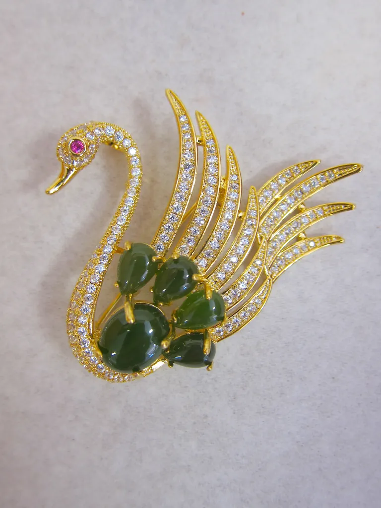 JADE SWAN BROOCH PENDANT