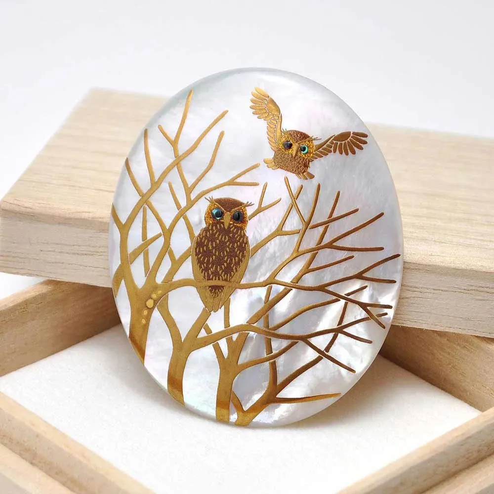 Maki-e Urushi Lacquer Brooch - White South Sea Pearl Shell / Owl -, Traditional Japanese Urushi Lacquer Jewelry